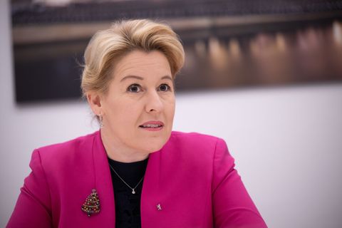 Berlins Wirtschaftssenatorin Franziska Giffey (SPD) glaubt nicht an den Tankrabatt. (Archivbild) Foto: Sebastian Gollnow/dpa