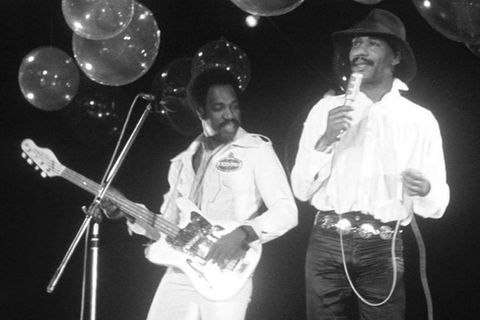 Hot-Chocolate-Bassist Tony Wilson auf der Bühne neben Sänger Errol Brown.