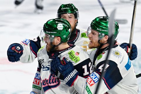 Jubeln auch im dritten Duell: Die Eisbären Berlin Foto: Uwe Anspach/dpa