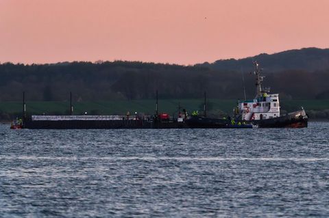 Der Schlepper „Robin Hood“ zieht die Barge, in der der Wal schwimmt