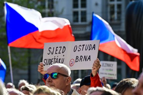 Die Teilnehmer einer Demonstration gegen die geplante Abhaltung des Sudetendeutschen Tags in Brünn (Brno) hielten Spruchtafeln w