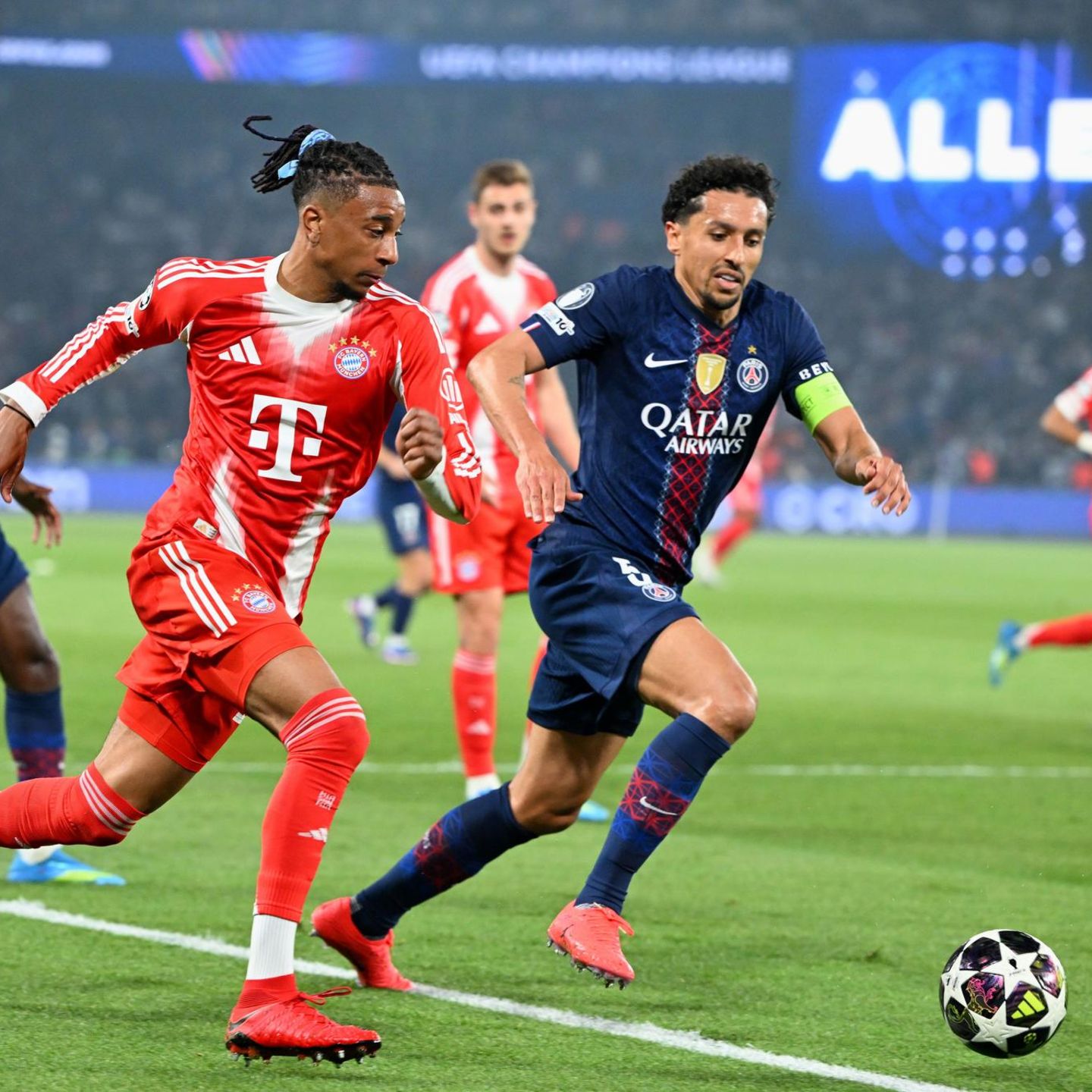Michael Olise (l., Bayern München) und Marquinhos (Paris Saint-Germain) kämpfen um den Ball