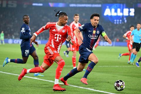 Michael Olise (l., Bayern München) und Marquinhos (Paris Saint-Germain) kämpfen um den Ball
