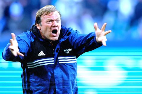 Hermann Gerland als Trainer in Aktion. In der WDR-Doku "Hermann Tiger Gerland – Der letzte seiner Art" berichten frühere Weggefährten über die deutsche Bundesliga-Trainerlegende.