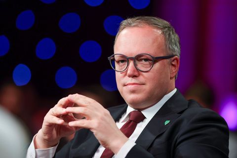 Thüringens Ministerpräsident Mario Voigt bringt angesichts sinkender Geburtenzahlen steuerliche Entlastungen für Familien ins Ge