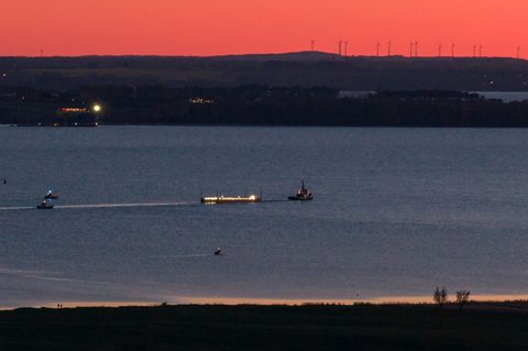Das Schleppschiff Robin Hood (r) schleppt die Barge in die Ostsee Richtung Fehmarn. Foto: Bodo Marks/dpa