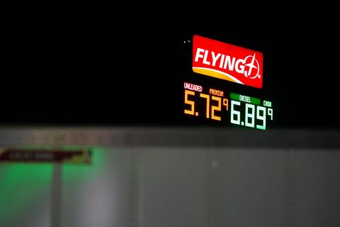 US-Benzinpreis steigt weiter an. (Archivbild) Foto: Jenny Kane/AP/dpa