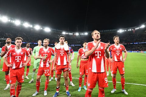 Die Bayern-Profis um Torjäger Harry Kane (vorne) bedanken sich bei den mitgereisten Fans für die Unterstützung im Prinzenpark. F