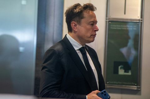 Musk bei seiner Ankunft am Gericht