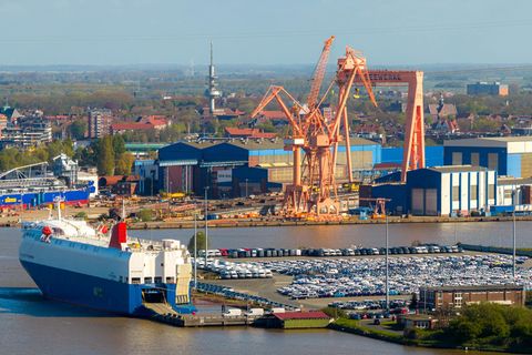Zu der Nationalen Maritimen Konferenz wird der Bundeskanzler in Emden erwartet. (Archivbild) Foto: Sina Schuldt/dpa