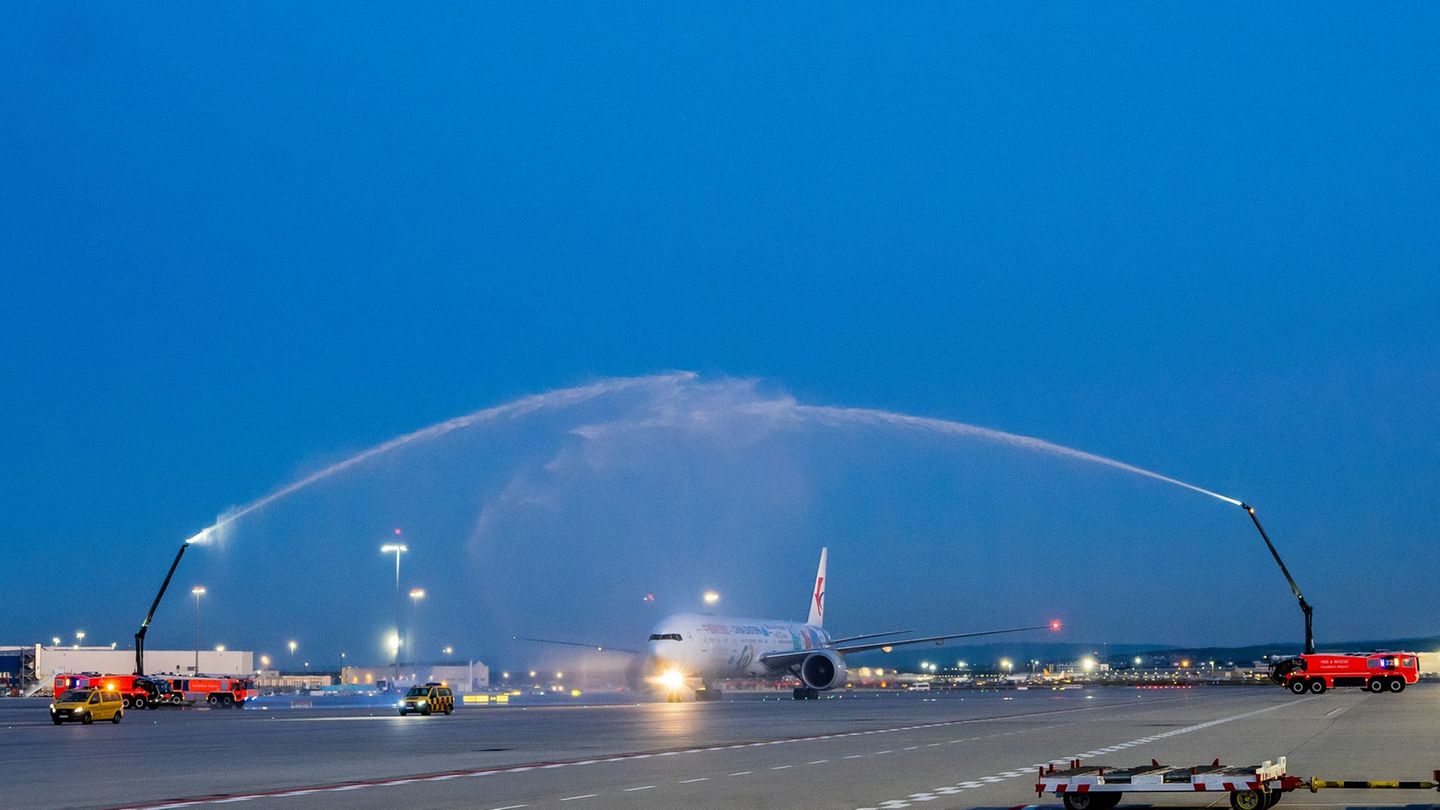 Wasserfontänen der Flughafenfeuerwehr vergangene Woche beim zweiten offiziellen Passagierflug des neuen Terminals 3 am Frankfurt