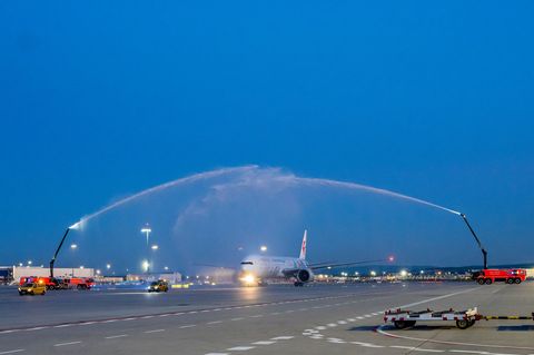 Wasserfontänen der Flughafenfeuerwehr vergangene Woche beim zweiten offiziellen Passagierflug des neuen Terminals 3 am Frankfurt