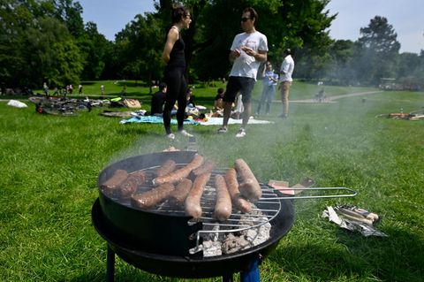 Auch Grillpartys sind verboten in Baden-Württemberg am 1. Mai. (Archivbild) Foto: Roberto Pfeil/dpa