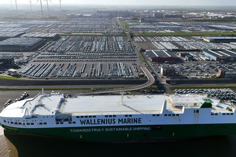 Frachtschiff und zu verschiffende Autos in Emden