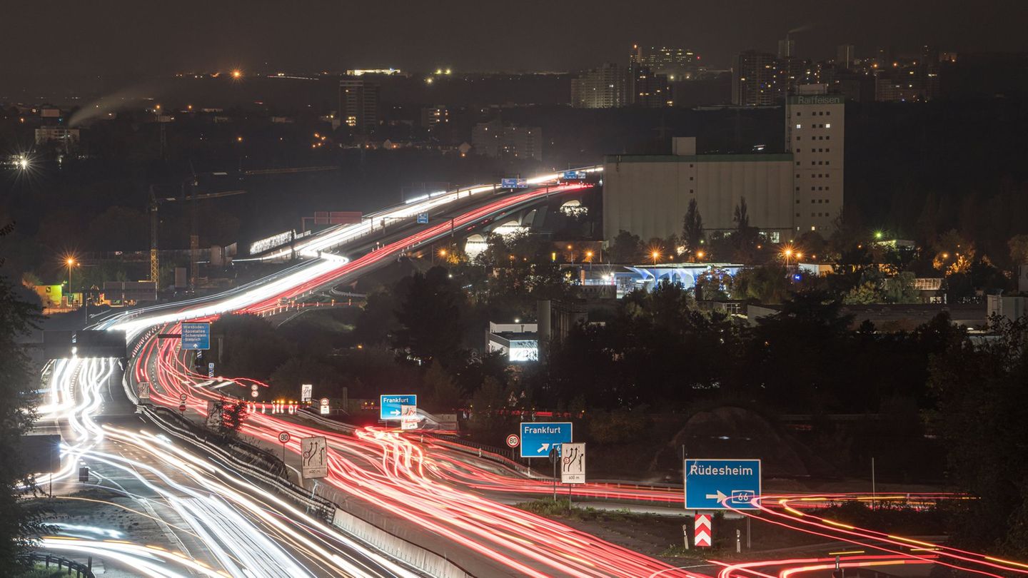 Staus, Verspätungen, Ausfälle: Staus und Zugausfälle - Wirtschaft schlägt Alarm
