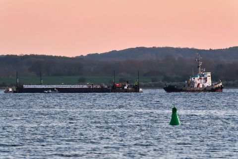 Mit dem Wal in der Barge nahm der Schleppverband Kurs auf die Nordsee Foto: Marcus Golejewski/dpa