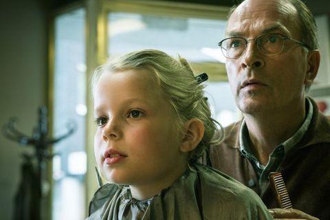 "Toter Winkel": Karl Holzer (Herbert Knaup) ist entsetzt, welche Lieder seine kleine Enkelin Nora (Eve Marie Gleißner) singt.