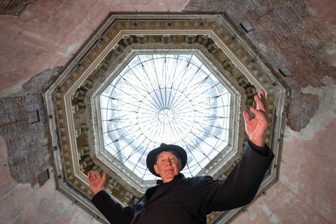 Im Oktogon der Dresdner Hochschule für Bildende Künste zeigt die Dresdner Szenegröße Holger John Werke aus sechs Jahrzehnten sei