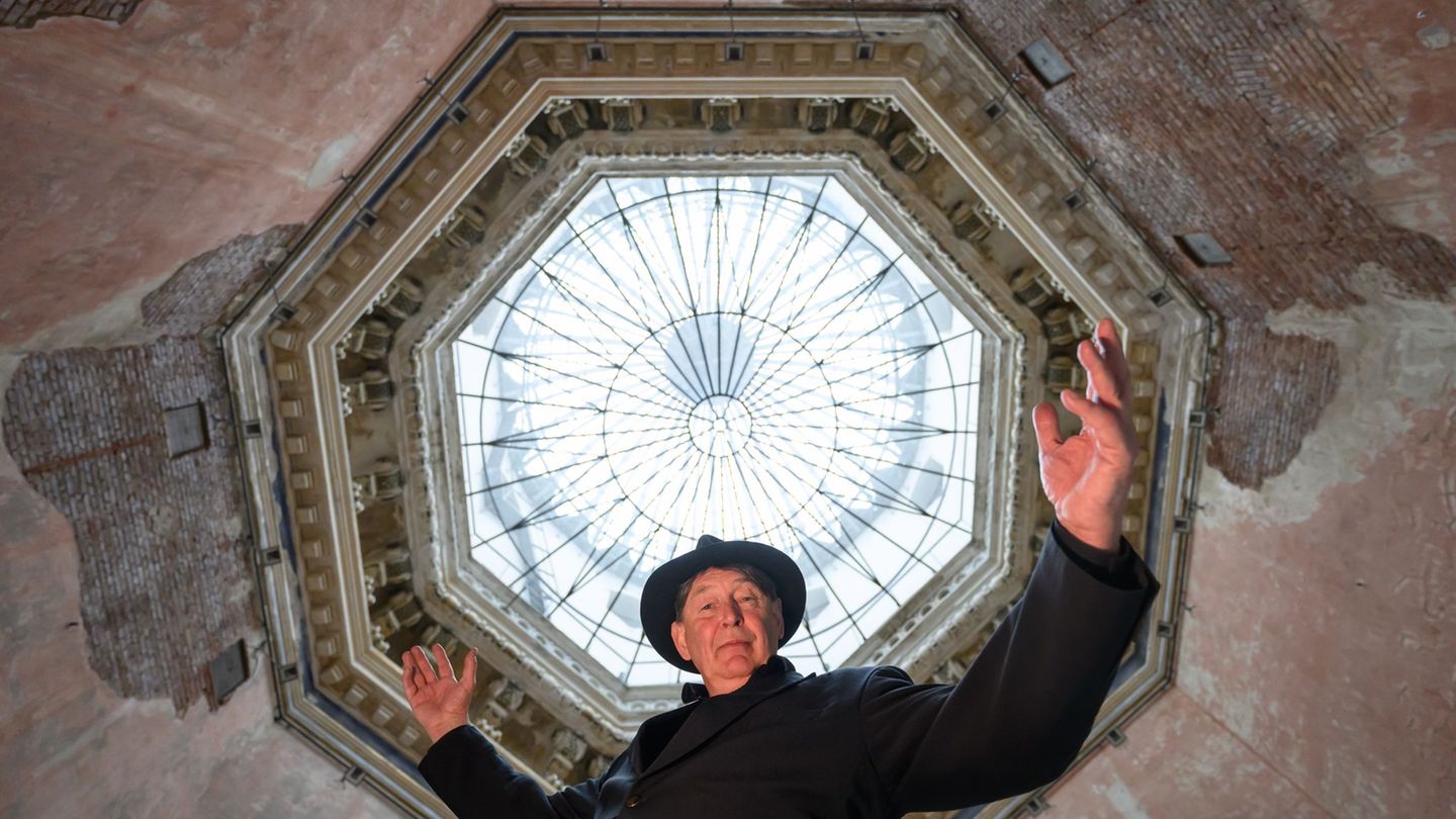 Im Oktogon der Dresdner Hochschule für Bildende Künste zeigt die Dresdner Szenegröße Holger John Werke aus sechs Jahrzehnten sei