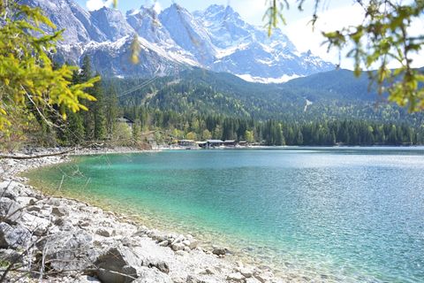 Die Gipfel des Wettersteingebirges bei Garmisch-Partenkirchen sind noch verschneit, doch in den Tälern wird es bis Freitag zuneh
