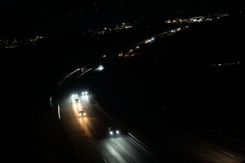 Autos fahren auf der A73 - nach über 16 Stunden gibt es keine Behinderungen mehr. (Symbolbild) Foto: Pia Bayer/dpa