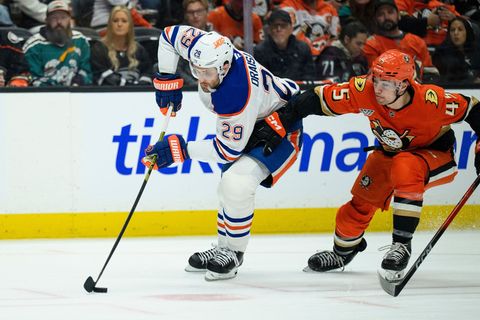 Leon Draisaitl konnte das Playoff-Aus der Edmonton Oilers erst einmal abwenden. (Archivfoto) Foto: Kyusung Gong/AP/dpa