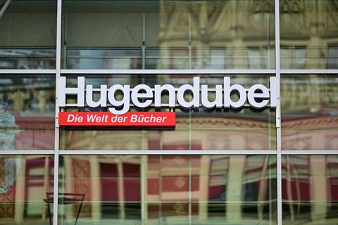 Für die Buchhandelskette geht der Trend beim Bücherkauf wieder "ganz klar" zu mehr Haptik. Foto: Martin Schutt/dpa