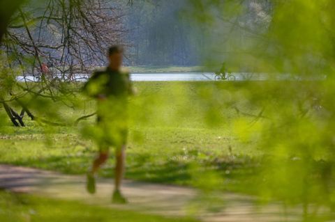 Zum Sport an der frischen Luft lädt das sonnige Wetter in den kommenden Tagen ein. (Symbolbild) Foto: Henning Kaiser/dpa