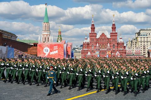 Bei der Siegesparade in Moskau sollen Tausende Soldaten marschieren, doch Panzer und Raketen werden nicht gezeigt. (Archivbild)