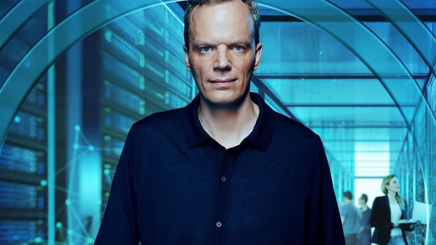 ZDF-Wirtschaftsexperte Florian Neuhann beschäftigt sich mit einer der wichtigsten Fragen unserer Zeit. Sie lautet: Frisst die KI unsere Jobs? Welche Arbeit ist noch sicher, und wie müssen wir uns verändern, damit Menschen weiter gefragt sein werden?