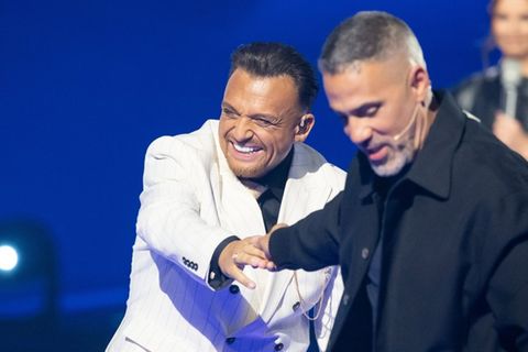 "Deutschland sucht den Superstar": Juror Bushido gratuliert Kandidat Menowin Fröhlich (l.).