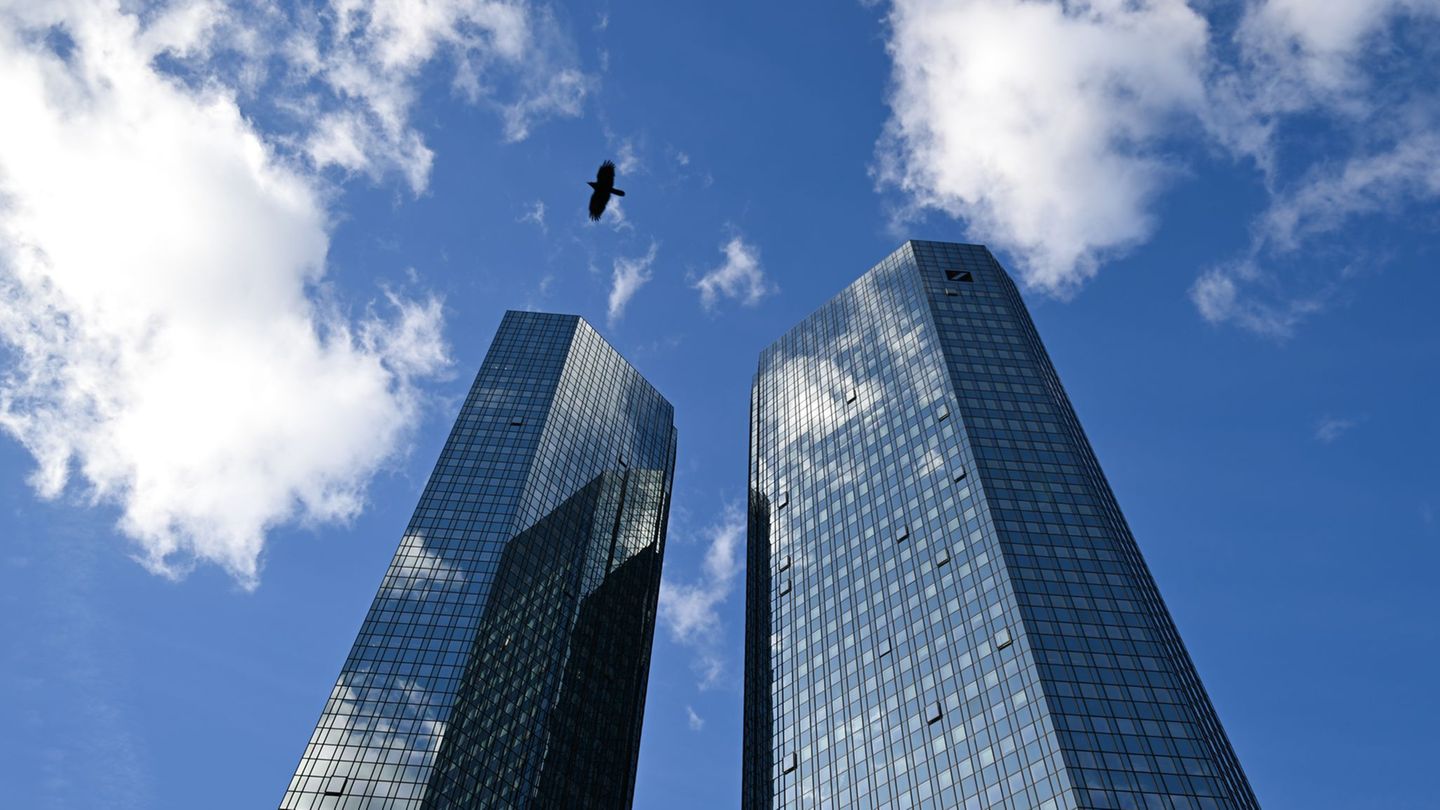 Die Deutsche Bank hat im ersten Quartal besser abgeschnitten als erwartet. (Archivbild) Foto: Arne Dedert/dpa