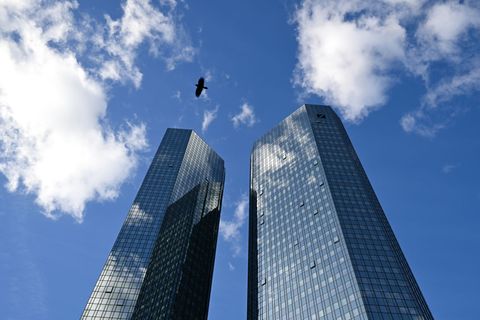 Die Deutsche Bank hat im ersten Quartal besser abgeschnitten als erwartet. (Archivbild) Foto: Arne Dedert/dpa