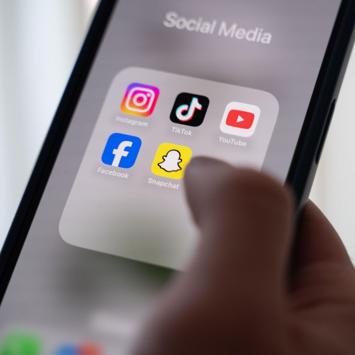 Die Apps Instagram, Tiktok, Youtube, Facebook und Snapchat auf einem Smartphone