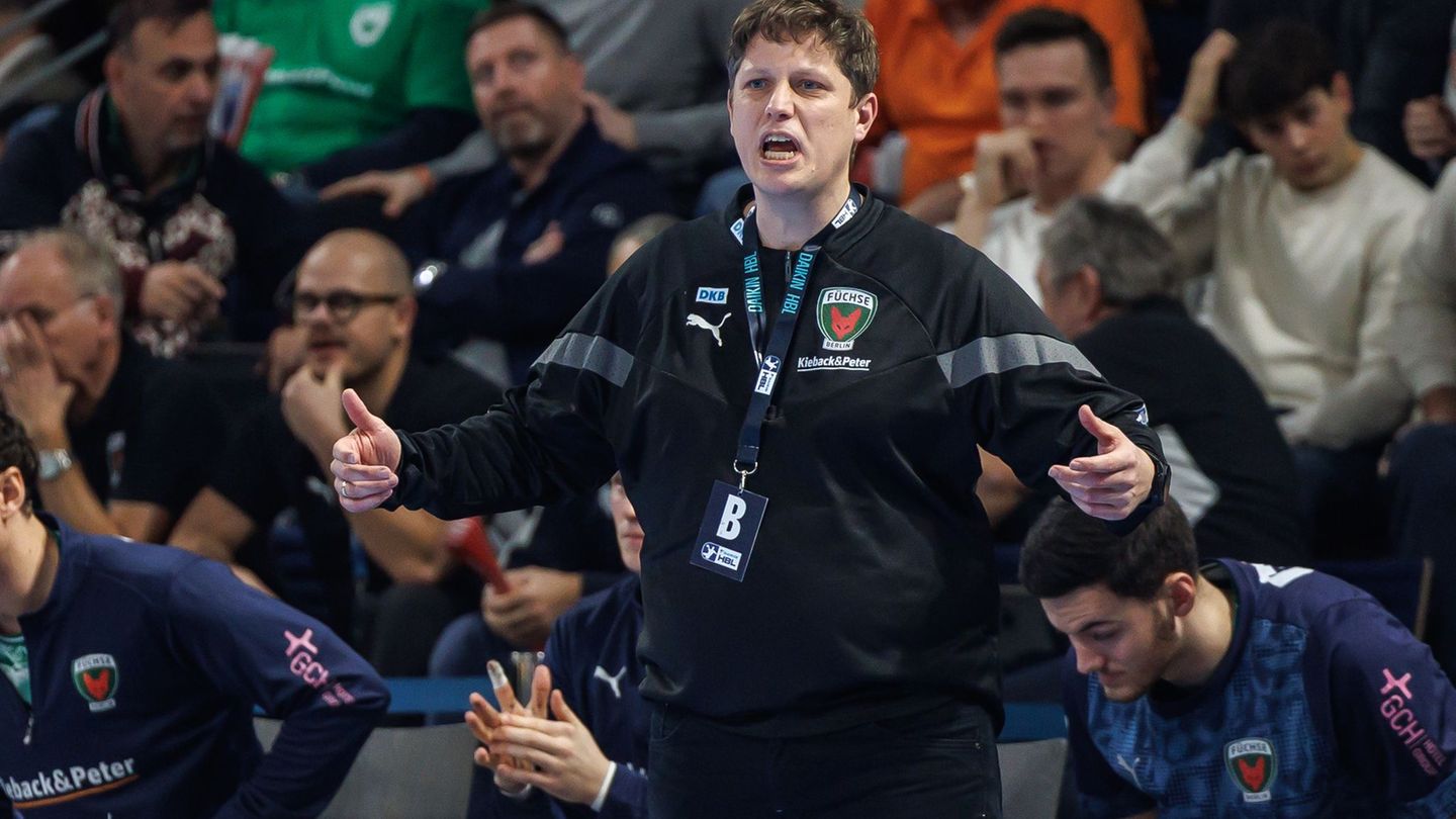 Füchse-Trainer Nicolej Krickau fordert von seinem Team von Beginn an volle Fokussierung (Archivbild) Foto: Andreas Gora/dpa