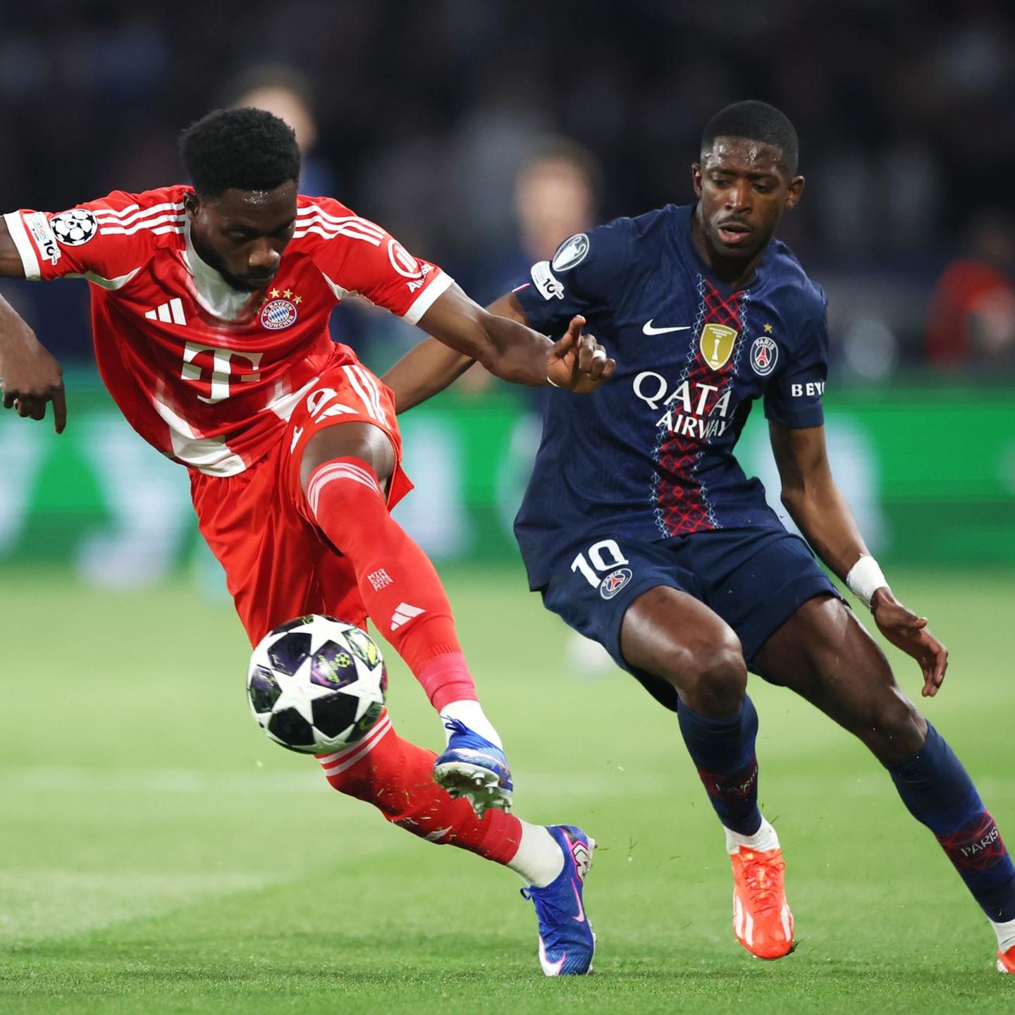 Der FC Bayern kassierte einen Handelfmeter, weil Ousmane Dembele Gegenspieler Aklphonso Davies angeschossen hatte