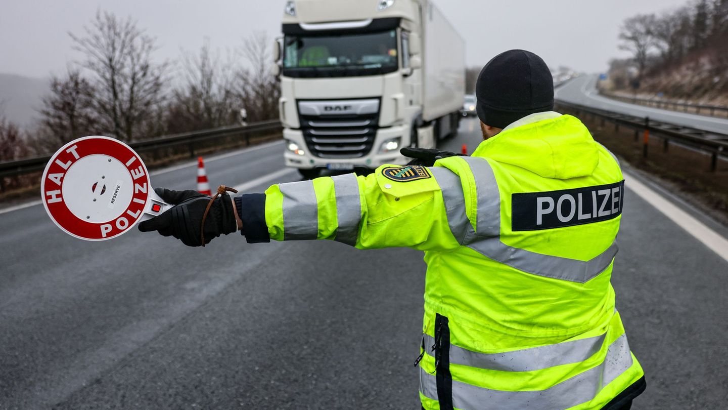Auf der Autobahn 8 am Rastplatz Kutzhof hat es eine Großkontrolle des Güterverkehrs gegeben. (Symbolbild) Foto: Jan Woitas/dpa