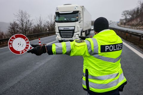Auf der Autobahn 8 am Rastplatz Kutzhof hat es eine Großkontrolle des Güterverkehrs gegeben. (Symbolbild) Foto: Jan Woitas/dpa