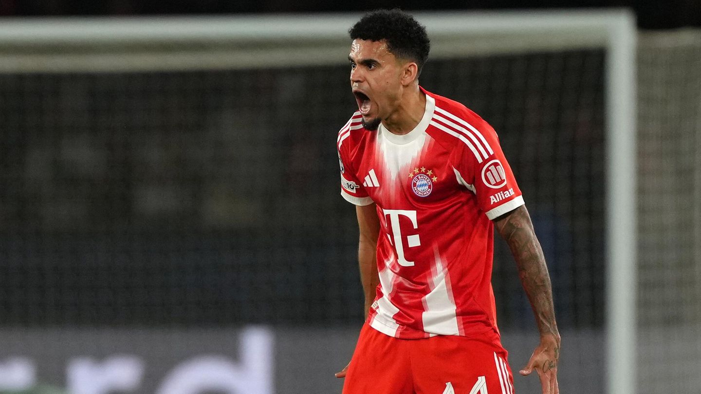 Luis Díaz schreit seine Freunde nach seinem Treffer zum 4:5 für den FC Bayern gegen Paris heraus