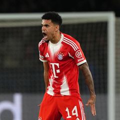 Luis Díaz schreit seine Freunde nach seinem Treffer zum 4:5 für den FC Bayern gegen Paris heraus