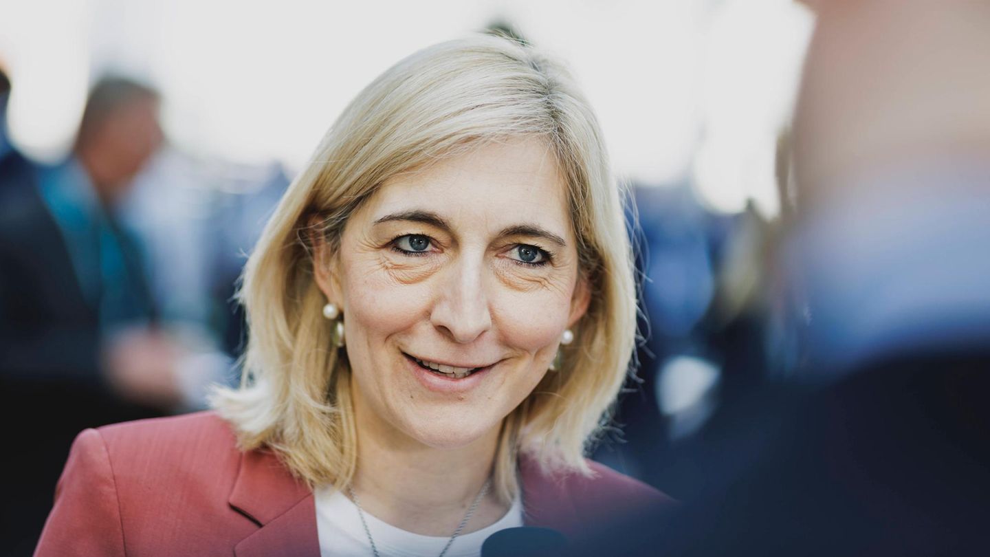 Bürgerdialog: Nina Warken kürzt Milliarden. Die Bürger schenken ihr einen Wohlfühltermin