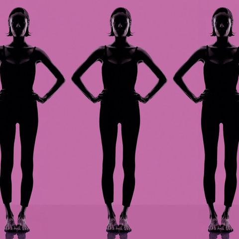Magerwahn: Ein Model steht vor einem violetten Hintergrund, man sieht sie nur als Umriss