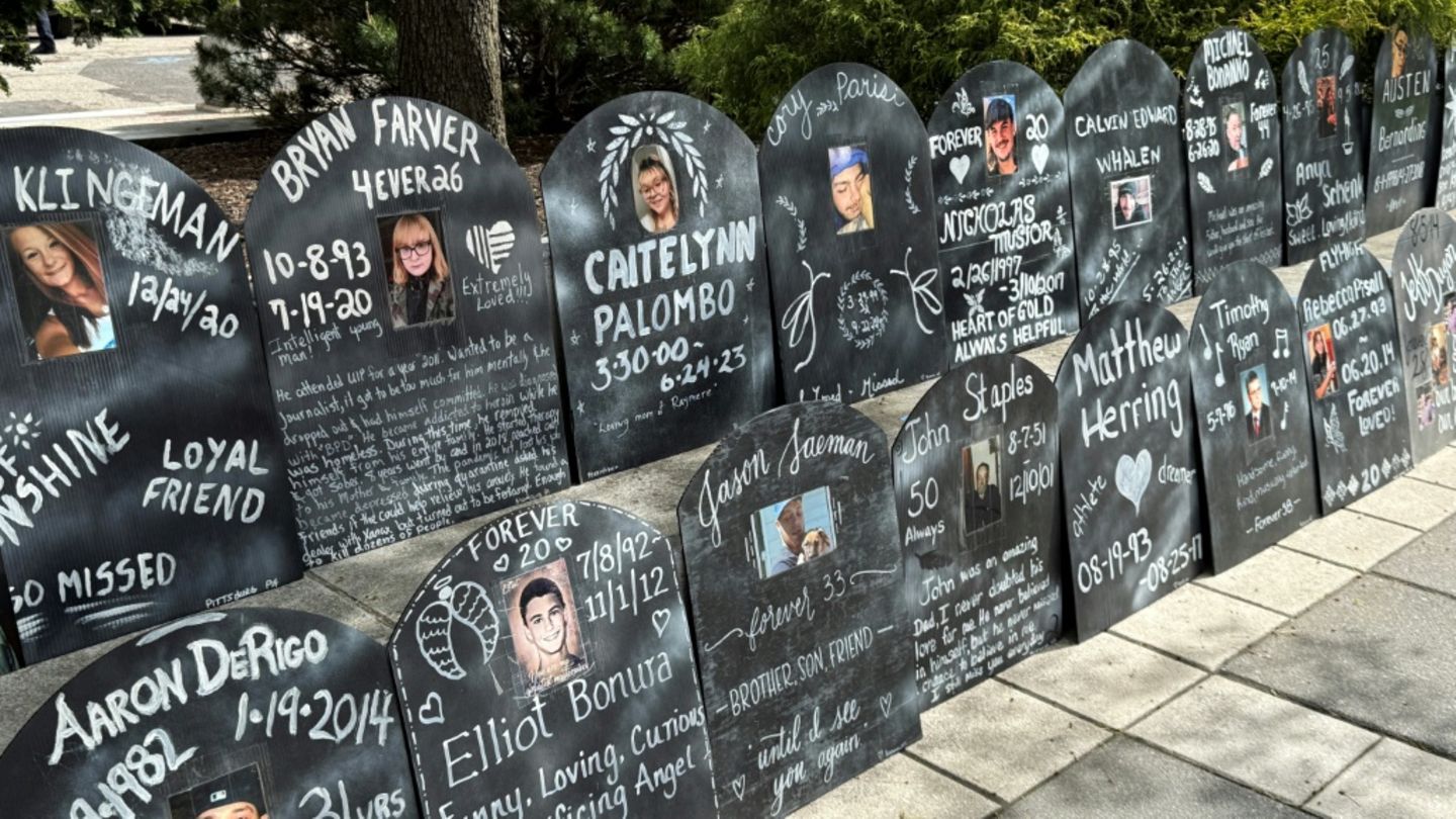 Tafel erinnern vor Gericht in Newark an Opioid-Opfer