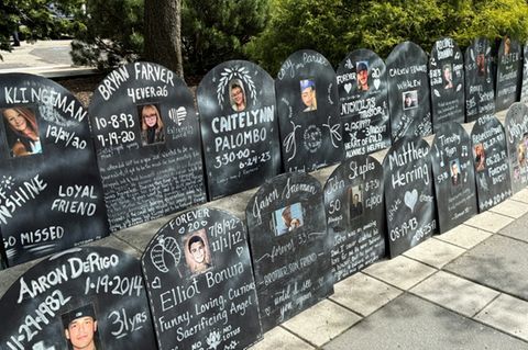 Tafel erinnern vor Gericht in Newark an Opioid-Opfer