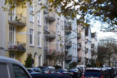 Rund neun Milliarden Euro wurden im vergangenen Jahr dem Immobilienmarktbericht zufolge in Hamburg durch den Verkauf von Immobil