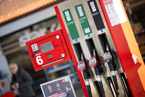 Die Inflation hat angezogen, was vor allem an deutlich höheren Spritpreisen liegt. Foto: Philip Dulian/dpa