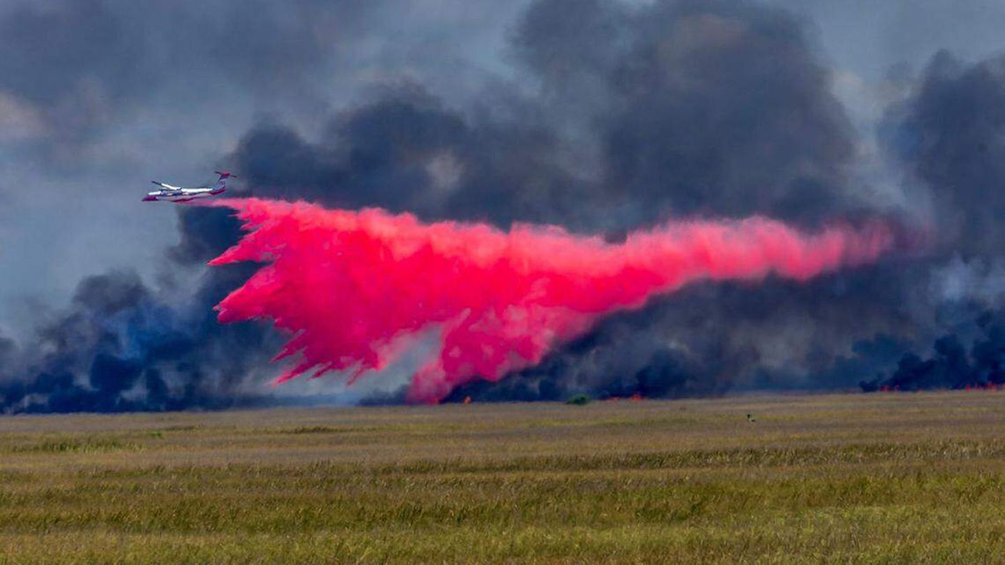 Sarasota, USA. Ein Flugzeug wirft Feuerschutzmittel auf ein großes Waldfeuer auf der Südseite des Tamiami Trail ab. Derzeit toben im Everglades Nationalpark heftige Waldbrände. 