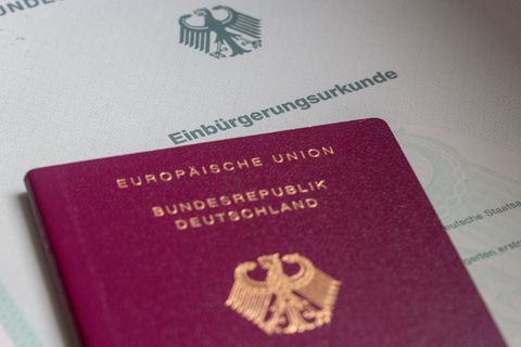 In Thüringen wurden im vergangenen Jahr deutlich mehr Menschen eingebürgert. (Symbolbild) Foto: Fernando Gutierrez-Juarez/dpa
