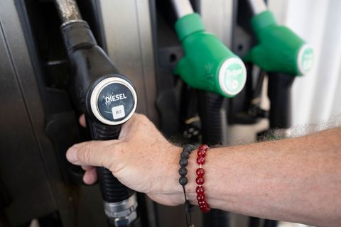 Energiekosten wie etwa für Diesel treiben die Verbraucherpreise in die Höhe. (Archivbild) Foto: Marijan Murat/dpa