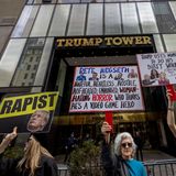 Keine derartige Bilderstrecke wäre vollständig ohne die obligatorischen Trump Tower. Diese stammen aus seiner Zeit als Immobilienmogul und stehen auf der ganzen Welt. Derzeit gibt es schätzungsweise 12 bis 14 große Hochhäuser, die offiziell den Namen „Trump Tower“ oder „Trump International Hotel & Tower“ tragen. Insbesondere das Hochhaus in New York ist seit seiner zweiter Amtszeit immer wieder Ziel von Protesten.